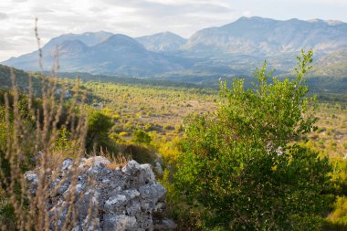  güneşli bir günde Karadağ 'ın manzarası