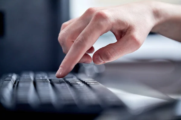 Büroangestellte Weibliche Hand Tippt Auf Tastatur Ansicht Schließen — Stockfoto