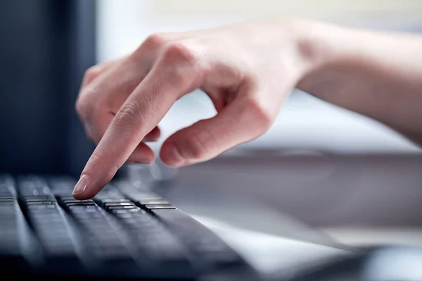 Trabalhador Escritório Mão Feminina Digitação Teclado Vista Perto — Fotografia de Stock