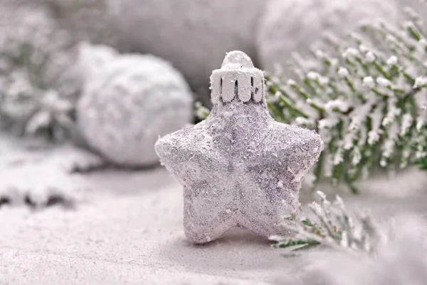 Juldekoration Med Bollar Och Julgran Nära Utsikt — Stockfoto