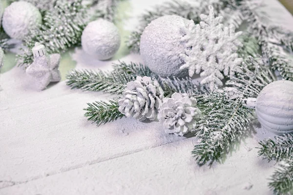 ボールとクリスマスツリーとクリスマスの装飾 — ストック写真