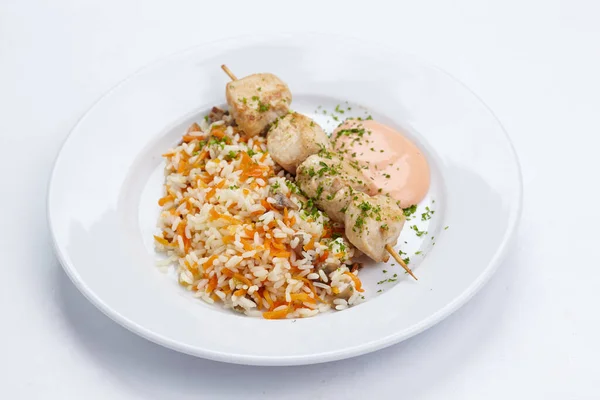Hühnerspieß Mit Reis Und Gemüse Auf Weißem Teller Nahsicht — Stockfoto