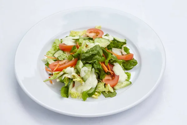 白い皿の上のサラダ — ストック写真