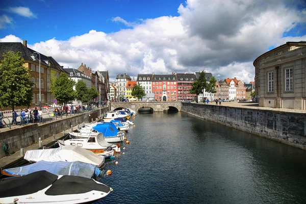 COPENHAGEN, DINAMARCA - 14 de agosto de 2016: Vista del canal, barco con — Foto de Stock