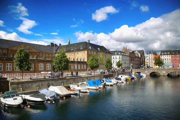 COPENHAGEN, DINAMARCA - 14 de agosto de 2016: Vista del canal, barco con — Foto de Stock