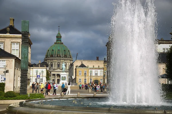 COPENHAGEN, DENMARK - AUGUST 15, 2016: A fountain in the Amalie — Stock Photo, Image