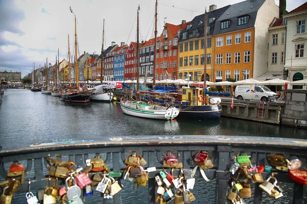 КОПЕНГАГЕН, ДЕНМАРК - 15 августа 2016 года: Лодки в доках Nyhavn — стоковое фото