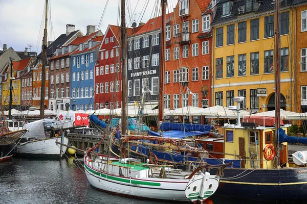 Kopenhaga, Dania - 15 sierpnia 2016: Łodzie w porcie Nyhavn — Zdjęcie stockowe