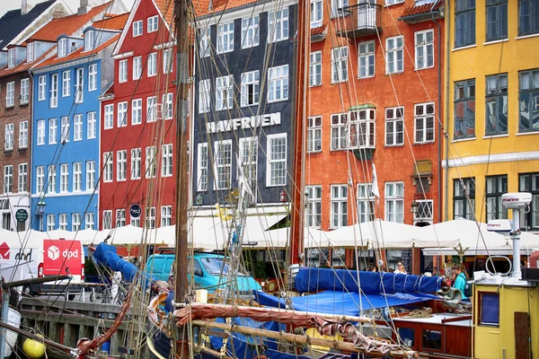 COPENHAGEN, DINAMARCA - 15 de agosto de 2016: Barcos en los muelles Nyhavn —  Fotos de Stock