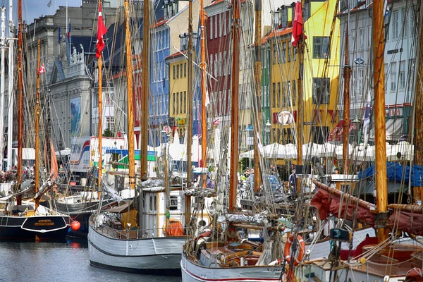 COPENHAGEN, DENMARK - AUGUST 15, 2016: Boats in the docks Nyhavn — Stock Photo, Image