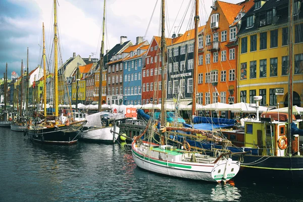 COPENHAGEN, DANIMARCA - 15 AGOSTO 2016: Barche al porto Nyhavn — Foto Stock