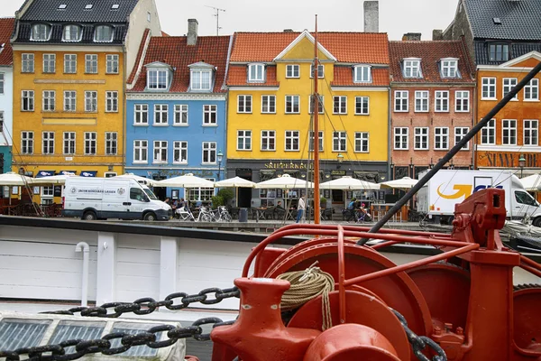 КОПЕНГАГЕН, ДЕНМАРК - 15 августа 2016 года: Лодки в доках Nyhavn — стоковое фото