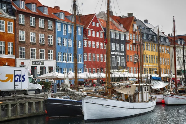 КОПЕНГАГЕН, ДЕНМАРК - 15 августа 2016 года: Лодки в доках Nyhavn — стоковое фото