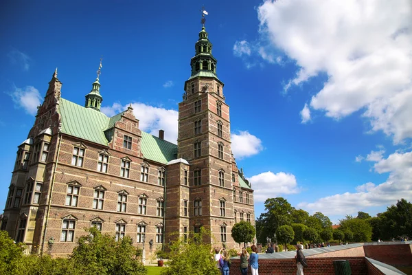 Copenhague, Dinamarca - 15 de agosto de 2016: Rosenborg Castle es un castillo renacentista situado en Copenhague, construido por el rey Cristián IV en Copenhague, Dinamarca el 15 de agosto de 2016. . — Foto de Stock