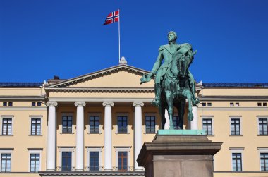 Oslo, Norveç'te Norveç kralı Karl Johan XIV heykeli 