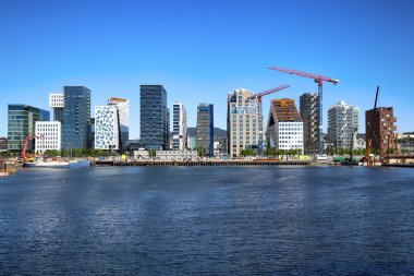 Norveç 'in Oslo kentindeki modern binaların panoramik manzarası 