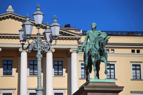 Il Palazzo Reale e la statua del re Karl Johan XIV a Oslo, Norw — Foto Stock