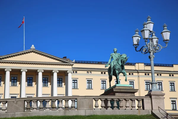 Kraliyet Sarayı ve Kral Karl Johan XIV Oslo, Norw heykeli — Stok fotoğraf