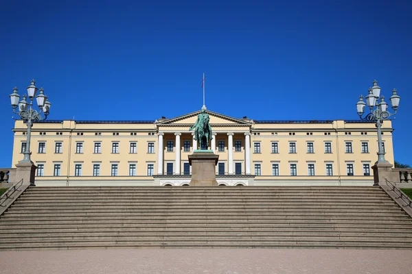 Kraliyet Sarayı ve Kral Karl Johan XIV Oslo, Norw heykeli — Stok fotoğraf