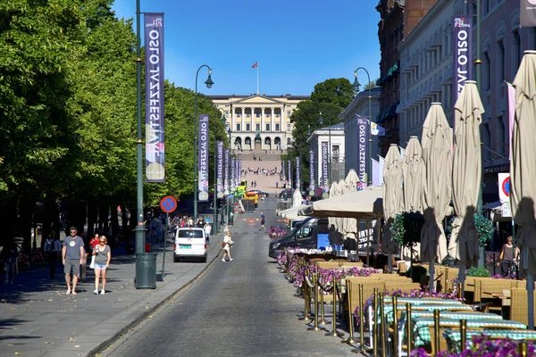 OSLO, NORUEGA - AGOSTO 17, 2016: As pessoas caminham pela rua principal de Oslo Karl Johans no centro com o Palácio Real ao fundo em Oslo, Noruega, em 17 de agosto de 2016 . — Fotografia de Stock