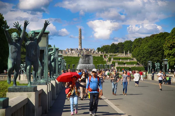 EDITORIAL OSLO, NORWAY - AUGUST 18, 2016: Many tourist walk Vige — Stock Photo, Image