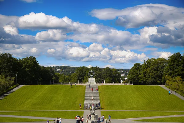 EDITORIAL OSLO, NORUEGA - 18 de agosto de 2016: Muchos turistas caminan Vige —  Fotos de Stock