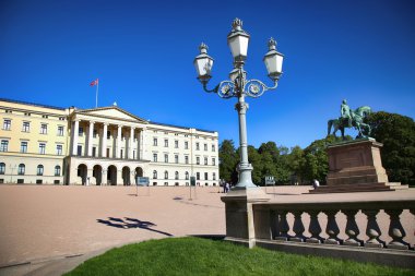 Oslo, Norveç - 17 Ağustos 2016: Turist ziyaret The Royal Palace