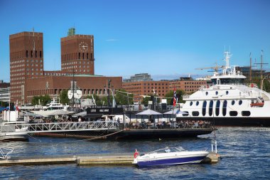 Oslo, Norveç - 17 Ağustos 2016: insanlar üzerinde modern distr