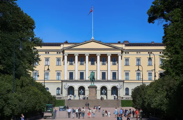 Oslo, Norvégia - augusztus 17, 2016: Turisztikai látogatás a királyi-palota — Stock Fotó