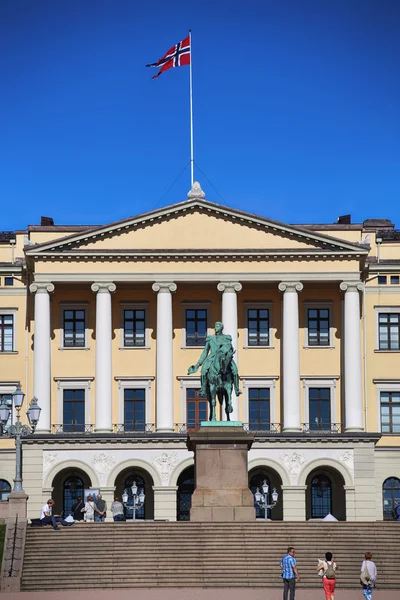 OSLO, NORWAY - AUGUST 17, 2016: Tourist visit The Royal Palace — Stock fotografie