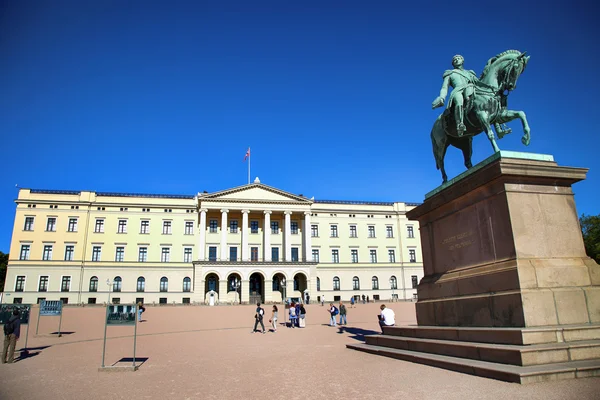 Oslo, Norveç - 17 Ağustos 2016: Turist ziyaret The Royal Palace — Stok fotoğraf