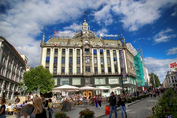 OSLO, NORWAY - AUGUST 18, 2016: People walk Oslo's main street K — Stockfoto