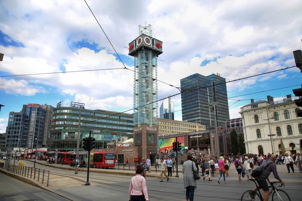 OSLO, NORWAY - AUGUST 18, 2016: People walking on wonderful Pl — Stockfoto