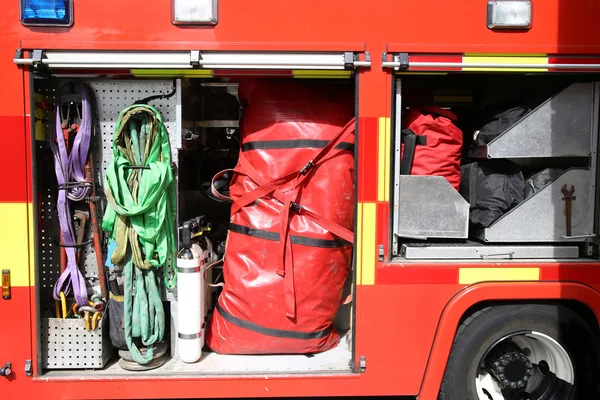 Redding apparatuur binnen verpakt binnen een brandweerwagen — Stockfoto