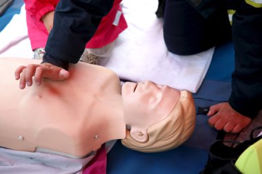 CPR göğüs compressioon manken üzerinde pratik