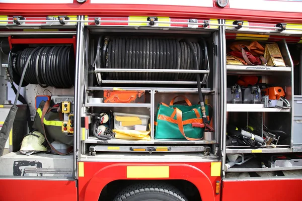 Redding apparatuur binnen verpakt binnen een brandweerwagen — Stockfoto