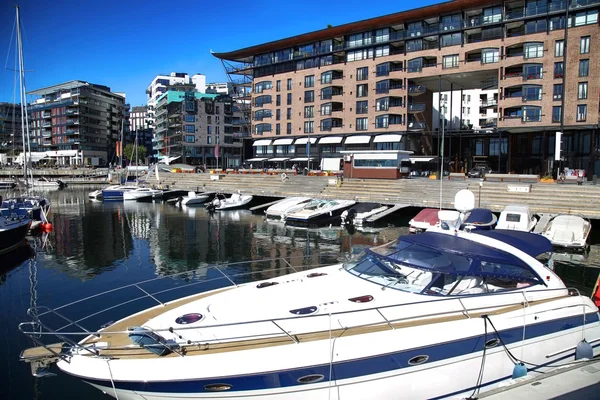 Jacht i nowoczesnej dzielnicy na ulicy Stranden, Aker Brygge w Osl — Zdjęcie stockowe