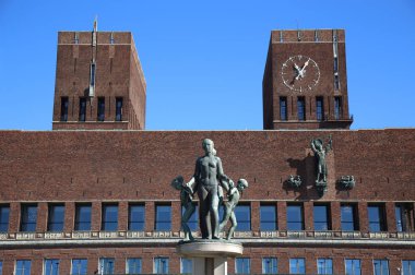 Aile grubu bronz heykel ve Oslo, Norveç'te Oslo City Hall (Radhus) 