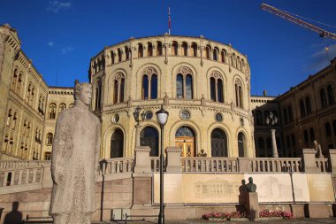 Oslo, Norveç - 18 Ağustos 2016: Bronz heykeli kadınlar patenci 