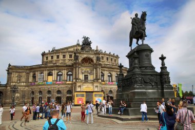 Dresden, Almanya - 13 Ağustos 2016: Turist yürümek ve ziyaret