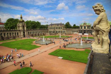 Dresden, Almanya - 13 Ağustos 2016: Turist yürümek ve Dr ziyaret