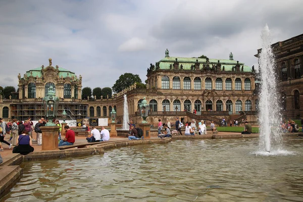 Dresden, ALEMANHA - Agosto 13, 2016: Turistas caminham e visitam Dr — Fotografia de Stock