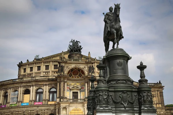 Dresden, ALEMANHA - 13 de agosto de 2016: Vista sobre a ópera de Semperoper  ( — Fotografia de Stock