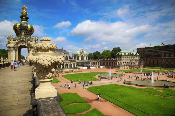 DRESDEN, GERMANIA - 13 AGOSTO 2016: I turisti camminano e visitano il Dr — Foto Stock