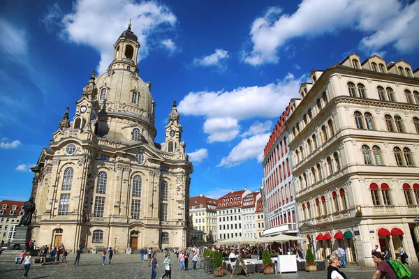 Dresden, deutschland - 13. august 2016: menschen gehen auf dem neumarkt — Stockfoto