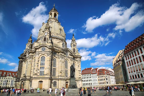 DRESDEN, ALLEMAGNE - 13 AOÛT 2016 : Les gens marchent sur Neumarkt Sq — Photo