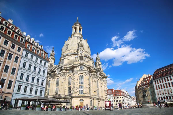 Dresden, deutschland - 13. august 2016: menschen gehen auf dem neumarkt — Stockfoto