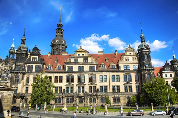 Dresden, ALEMANHA - 13 de agosto de 2016: Turistas caminham sobre Sophienst — Fotografia de Stock