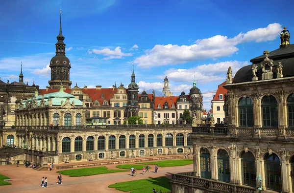 DRESDEN, ALEMANIA - 13 de agosto de 2016: Los turistas caminan y visitan al Dr — Foto de Stock