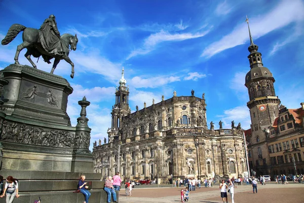 Dresden, ALEMANHA - 13 de AGOSTO de 2016: Os turistas caminham no Teatro — Fotografia de Stock